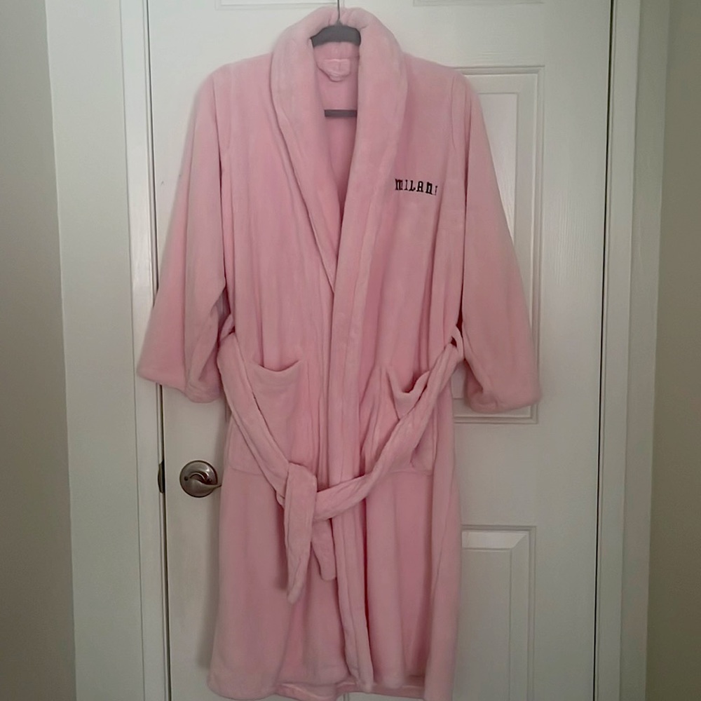 MILANI COSMETICS BRAND color pink it’s heavy and thick. Adult size fits all one.